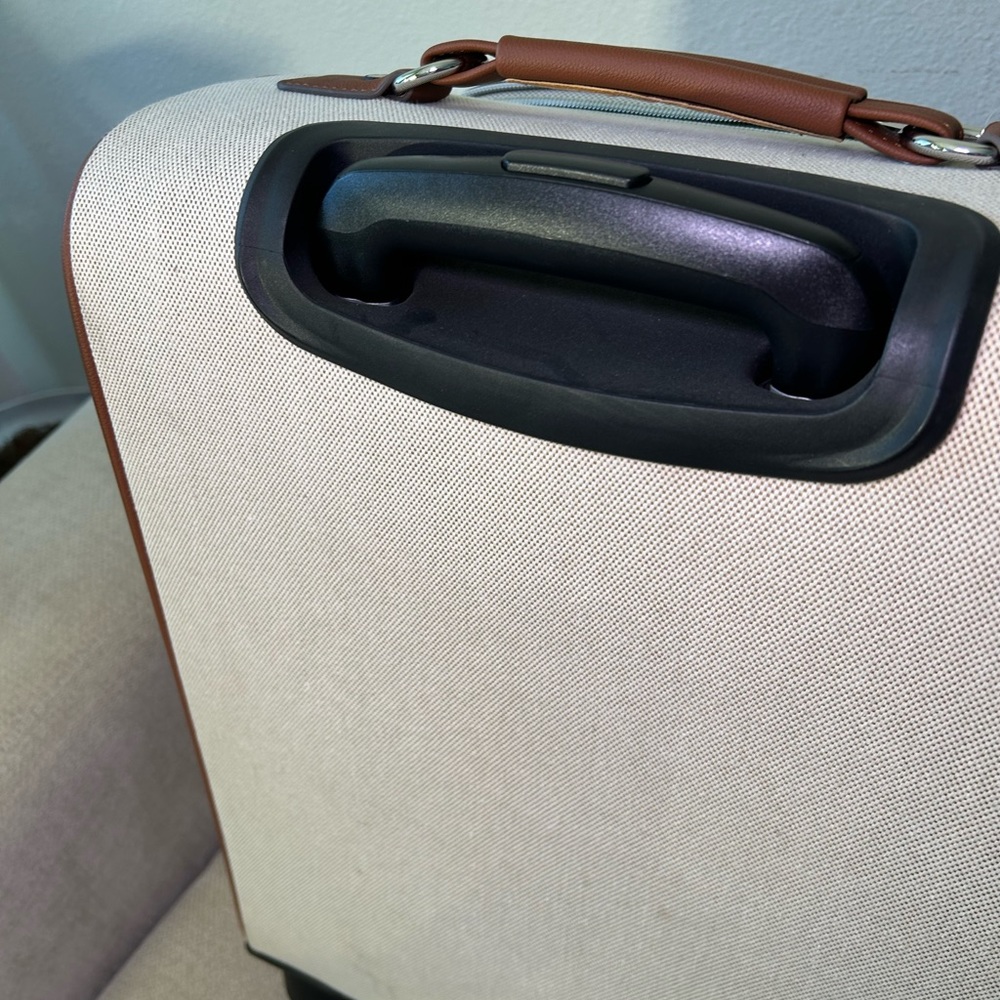 Guess Luggage - Picture 8 of 10